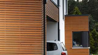 Carport und Haus mit Holzfassade, Osmo