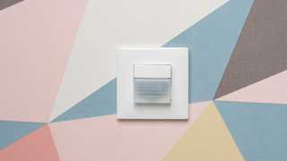 Bunte Wand mit Bewegungsmelder, Theben AG