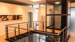 Wohnraum mit Galerie und Privataufzug, Ammann & Rottkord