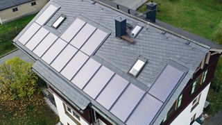 Hausdach mit Kollektoren, Sonnenenergie nutzen, Solartechnik, Solarbayer
