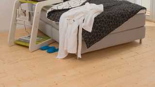 Schlafzimmer mit hellen Massivholzdielen, Osmo