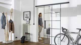 Wohnraum mit Loft-Innentür aus Glas, HolzLand
