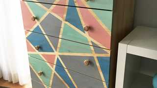 Bunte Holzkommode mit Muster, Zimmergestaltung mit Holz, Osmo Dekorwachs, Osmo
