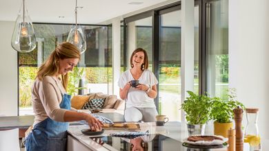 Frauen kochen in der abgedunkelten Küche, RENSON