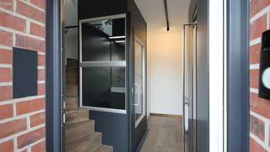 Eingangsbereich mit Homelift im Treppenhaus, Ammann & Rottkord