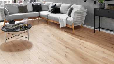 Wohnzimmer mit hellem Holzfußboden, Concept-Massivholzdielen, Osmo