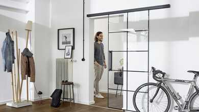 Wohnraum mit Loft-Innentür aus Glas, HolzLand