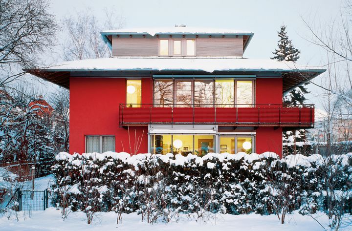 Haus im Schnee, massives Mauerwerk, Wärmedämmung, Kalksandsteinindustrie Haus im Schnee, massives Mauerwerk, Wärmedämmung, Kalksandsteinindustrie