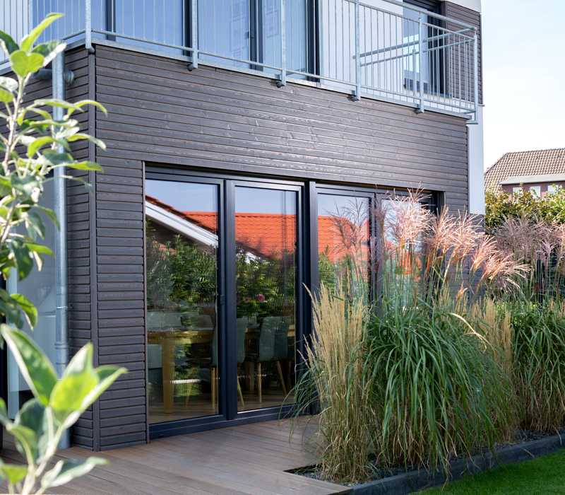 Haus mit dunkler Holzfassade, Osmo